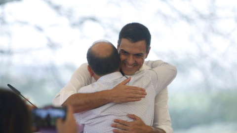 Leiceaga y Sánchez se abrazaban durante el mitin del concello coruñés de Cerceda. EFE/Cabalar Leiceaga y Sánchez se abrazaban durante el mitin del concello coruñés de Cerceda. EFE/Cabalar