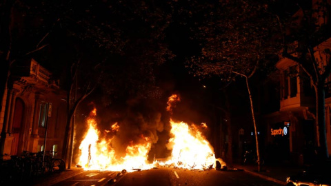 Una hoguera en Barcelona. (RAFAEL MARCHANTE | EFE)