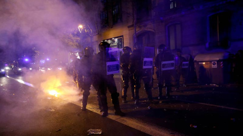 Un grupo de Mossos en Barcelona durante la concentración convocada por ANC y Òmnium Cultural. (REUTERS)