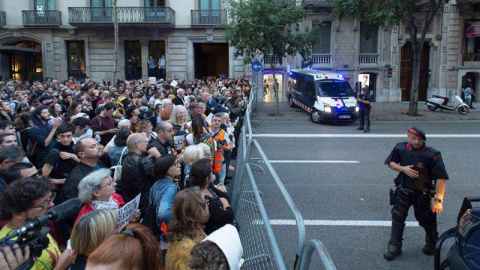 Cientos de personas a las puertas de la Delegación del Gobierno de Catalunya, durante la protesta llevada a cabo este martes contra la sentencia del procés. (EFE | Enric Fontcuberta)
