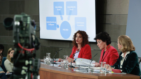 La portavoz del Gobierno, Isabel Celaá (c), con las ministra de Hacienda, María Jesús Montero (i), y de Economía, Nadia Calviño (d), durante la rueda de prensa posterior a la reunión del Consejo de Ministros en la que se ha aprobado el proy La portavoz del Gobierno, Isabel Celaá (c), con las ministra de Hacienda, María Jesús Montero (i), y de Economía, Nadia Calviño (d), durante la rueda de prensa posterior a la reunión del Consejo de Ministros en la que se ha aprobado el proy