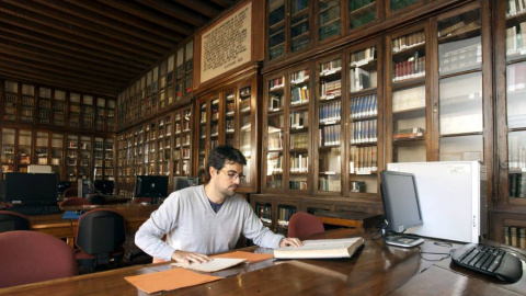 Un estudioso consulta un documento en la Archivo General Militar de Ávila.- EFE Un estudioso consulta un documento en la Archivo General Militar de Ávila.- EFE