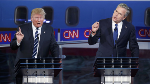 Donald Trump y Jeb Bush, en el segundo debate de los candidatos republicanos a la presidencia de EEUU 2016. REUTERS/Lucy Nicholson