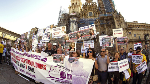 Concentración en la Plaza del Obradoiro, en Santiago de Compostela, de las víctimas del accidente del Alvia. EFE Concentración en la Plaza del Obradoiro, en Santiago de Compostela, de las víctimas del accidente del Alvia. EFE