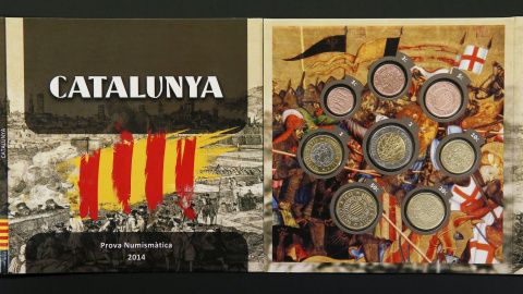 Monedas de euro en memoria de la "República catalán" se muestran en una tienda de filatelia y numismática en Barcelona, ​​España, 17 de septiembre de 2015. Estas monedas están dirigidos a coleccionistas. REUTERS / Albert Gea
