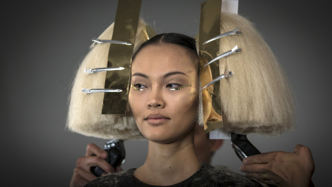 Peinan a una modelo antes de presentar la colección de rubias primavera/verano 2016 en la Fashion Week de Nueva York. REUTERS/Carlo Allegri