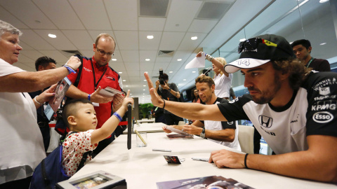 Fernando Alonso en la firma de autógrafos en Singapur, hoy, 17 de septiembre./ REUTERS