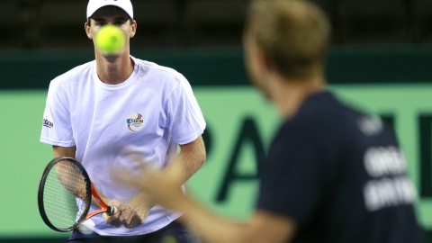 Jamie Murray, de Gran Bretaña durante su entrenamiento para la semifinal de la Copa Davis./ Reuters/Jason Cairnduff