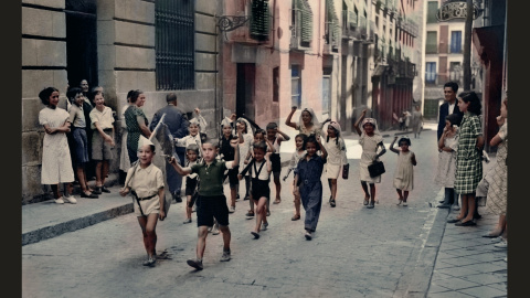 Niños jugando en el número 33 de la Calle Cabeza (Lavapiés, Madrid). Fotos Martín Santos Yubero. Archivo Regional CAM. Niños jugando en el número 33 de la Calle Cabeza (Lavapiés, Madrid). Fotos Martín Santos Yubero. Archivo Regional CAM.