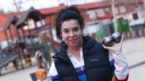 Yolanda Matarranz posa con sus bolas de petanca.