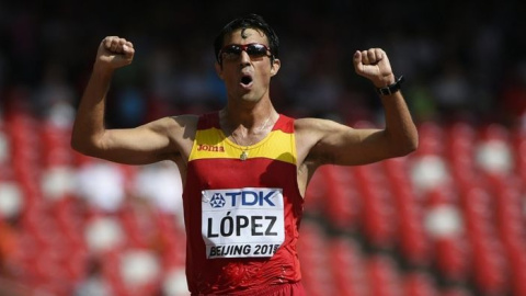 Miguel Ángel López tras ganar en los 20 kilómetros marcha en el Mundial de Pekín.