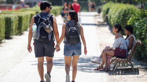 Una pareja pasea por un parque en Madrid. EFE/Emilio Naranjo Una pareja pasea por un parque en Madrid. EFE/Emilio Naranjo