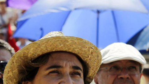 La alcaldesa de Barcelona, Ada Colau, durante el acto de conmemoración del 40 aniversario de la primera manifestación que se realizó un 11 de septiembre tras la muerte de Franco, hoy en Sant Boi de Llobregat. EFE/Alberto Estévez