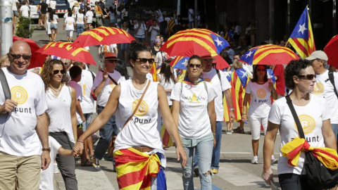Varias personas momentos antes de participar en la manifestación hoy en el Paseo de la Pau de Berga. EFE/Susanna Sáez