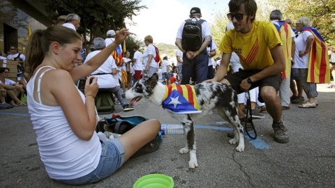 Varios jóvenes juegan con su perro momentos antes de la manifestación en el Paseo de la Pau de Berga. EFE/Susanna Sáez