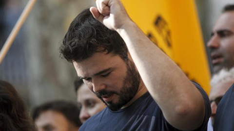 El diputado de ERC Gabriel Rufián durante la tradicional ofrenda floral al monumento de Rafael Casanova, dentro de los actos conmemorativos de la Diada nacional de Cataluña. EFE/Quique García