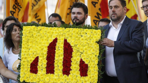 El diputado de ERC Gabriel Rufián (i) y el líder del partido, Oriol Junqueras (d), asisten a la tradicional ofrenda floral al monumento de Rafael Casanova, dentro de los actos conmemorativos de la Diada nacional de Cataluña. EFE/Quique Garc