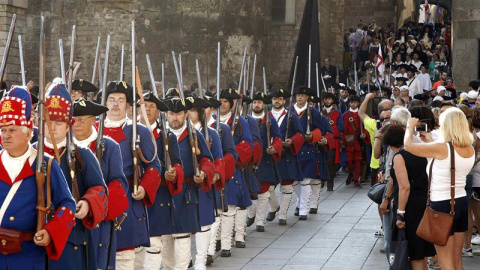 Una representación de los Miquelets de Cataluña y de la Associació de Recreació Històrica La Coronela, tras ser recibido por el presidente de la Generalitat, Carles Puigdemont, hoy en el Palau de la Generalitat, dentro de los actos conmemor