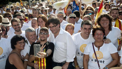 El presidente de la Generalitat, Carles Puigdemont durante su asistencia a la manifestación que bajo el lema "A punt". EFE/Robin Townsend El presidente de la Generalitat, Carles Puigdemont durante su asistencia a la manifestación que bajo el lema "A punt". EFE/Robin Townsend