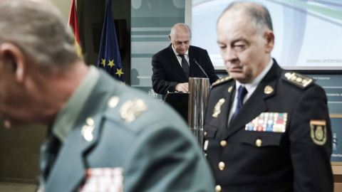 Los directores adjuntos operativos de la Guardia Civil y la Policía Nacional, en una imagen de archivo junto al ministro del Interior, Jorge Fernández Díaz. EFE Los directores adjuntos operativos de la Guardia Civil y la Policía Nacional, en una imagen de archivo junto al ministro del Interior, Jorge Fernández Díaz. EFE