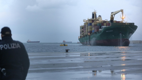 El barco de carga "Spirit of Piraeus " transportando pasajeros del ferri. REUTERS/Yara Nardi