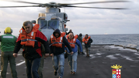 Pasajeros del ferri llegando en helicóptero a uno de los barcos de transporte. REUTERS/Marina Militare/Handout via Reuters