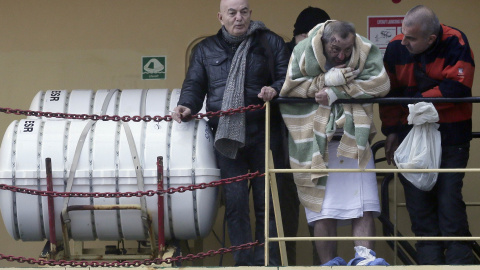 Un pasajero herido a la espera de desembarcar del " Spirit of Piraeus ". REUTERS/Yara Nardi