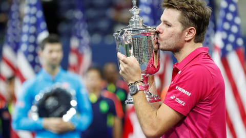 El suizo Stanis Wawrinka besa la copa de campeón del US Open con Djokovic de fondo. /EFE El suizo Stanis Wawrinka besa la copa de campeón del US Open con Djokovic de fondo. /EFE