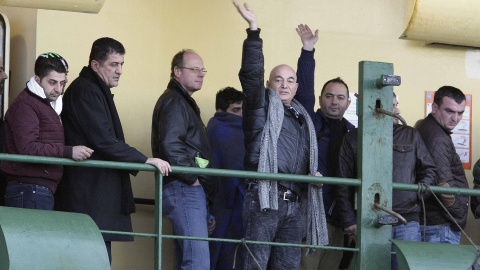 Pasajeros del ferri siniestrado saludan desde el "Spirit of Piraeus", que les lleva al puerto. REUTERS/Stringer