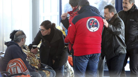 Miembros de los servicios de rescate conversan con los siete pasajeros del ferri "Norman Atlantic" trasladados en helicóptero al aeropuerto de Corfu en Grecia. EFE/Stamatis Katapodis