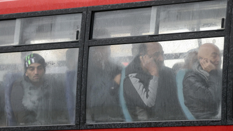 Pasajeros siendo trasladados en autobús tras desembarcar del "Spirit of Piraeus", que ejerce labores de rescate en el ferri. REUTERS/Yara Nardi