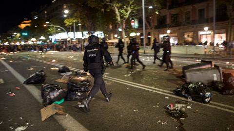 Miembros de los cuerpos antidisturbios de la Policía Nacional durante los incidentes. EFE/Alejandro García.