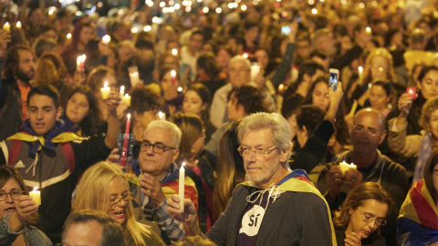 Asistentes a la concentración convocada junto a la Subdelegación del Gobierno en Gerona, encienden velas en protesta contra la sentencia condenatoria del Tribunal Supremo a los líderes independentistas del procés. EFE/David Borrat.