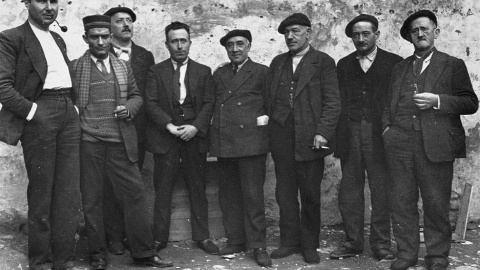 Julián Borderas, primero por la izquierda, durante su encarcelamiento en la prisión de Jaca tras el fallido levantamiento de Galán y García. / Enrique Sarasa