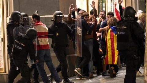 Miembros de los Mossos de Escuadra desalojan el Paseo de Gracia de Barcelona tras la movilización convocada por los CDR, hoy martes en la segunda jornada de protestas contra la sentencia condenatoria del Tribunal Supremo a los líderes indep