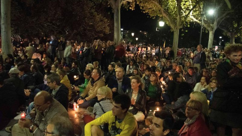 Centenares de personas participan en una sentada con velas, este martes en Lleida, en la segunda jornada de protestas contra la sentencia condenatoria del Tribunal Supremo a los líderes independentistas del procés. EFE/ Adrián Ropero