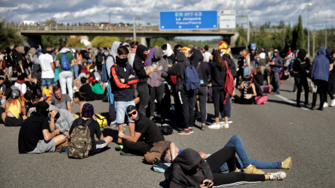 El tráfico de varias carreteras ha sido cortado durante las protestas, como esta en Girona. / EFE