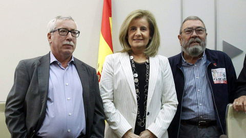 La ministra de Empleo, Fátima Bañez, con los secretarios generales de CCOO, Ignacio Fernández Toxo, y de UGT, Cándido Méndez. EFE La ministra de Empleo, Fátima Bañez, con los secretarios generales de CCOO, Ignacio Fernández Toxo, y de UGT, Cándido Méndez. EFE
