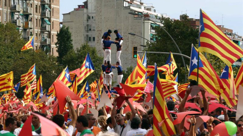 Una colla castellera levanta un castillo en la Meridiana de Barcelona durante la Diada. /EFE Una colla castellera levanta un castillo en la Meridiana de Barcelona durante la Diada. /EFE