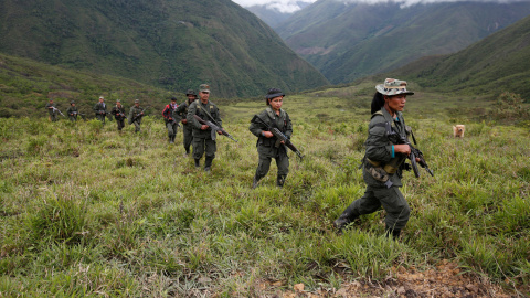 Miembros de la guerrilla colombiana de las FARC durante una patrulla en las montañas, el pasado agosto.- REUTERS/John Vizcaino Miembros de la guerrilla colombiana de las FARC durante una patrulla en las montañas, el pasado agosto.- REUTERS/John Vizcaino