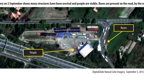 Una de las áreas de descanso cercanas a la frontera fue visiblemente ocupada por los refugiados, haciendo que los autobuses tuvieran que aparcar fuera. AMNISTÍA INTERNACIONAL