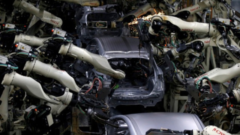 Los robots hacen carcasas del automóvil híbrido Prius de Toyota Motor Corp en la línea de montaje de la planta Tsutsumi en Toyota/Reuters Los robots hacen carcasas del automóvil híbrido Prius de Toyota Motor Corp en la línea de montaje de la planta Tsutsumi en Toyota/Reuters