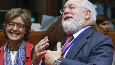 La ministra de Medio Ambiente, Isabel García Tejerina, y el comisario europeo del ramo, Miguel Arias Cañete, durante la reunión. EFE La ministra de Medio Ambiente, Isabel García Tejerina, y el comisario europeo del ramo, Miguel Arias Cañete, durante la reunión. EFE