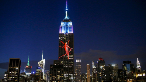 El Empire State Building, con la imagen de un animal en peligro de extinción proyectada, en Nueva York. REUTERS