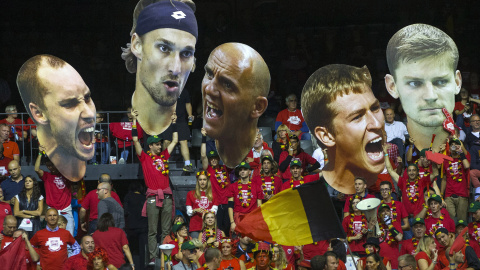 Aficionados sostienen retratos gigantes del equipo belga en la Copa Davis. REUTERS