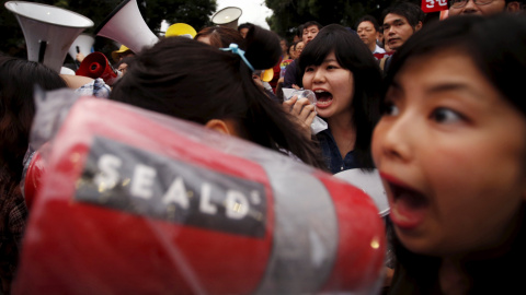 El grupo de protesta 'Students Emergency Action for Liberal Democracy' grita consignas durante una manifestación contra el proyecto de ley de seguridad de Japón en Tokio. REUTERS
