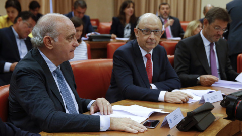 Los ministros en funciones de Interior, Jorge Fernández Díaz; de Hacienda y Administraciones Públicas, Cristóbal Montoro, y de Justicia y Fomento, Rafael Catalá, durante la reunión que ha presidido  en el Congreso el jefe del Gobierno en fu