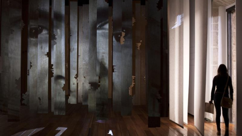 Una de las obras de arte de la exposición "Réplicas. El Imaginario Colectivo del Sismo/1985", que combina recursos narrativos audiovisuales, literarios, periodísticos. EFE/Antonio Nava