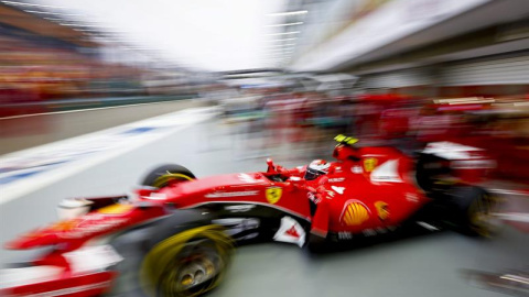 El finlandés de la escudería Ferrari de Fórmula Uno, Kimi Raikkonen, pilota su monoplaza durante la primera sesión de entrenamientos libres del Gran Premio de Singapur. EFE/Diego Azubel