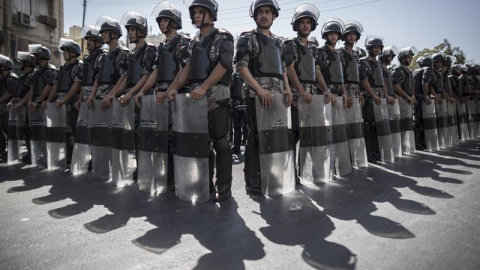 Cientos de policías vigilan la manifestación en contra del gobierno de Israel después del rezo del viernes en Ammán, Jordania. EFE/Oliver Weiken